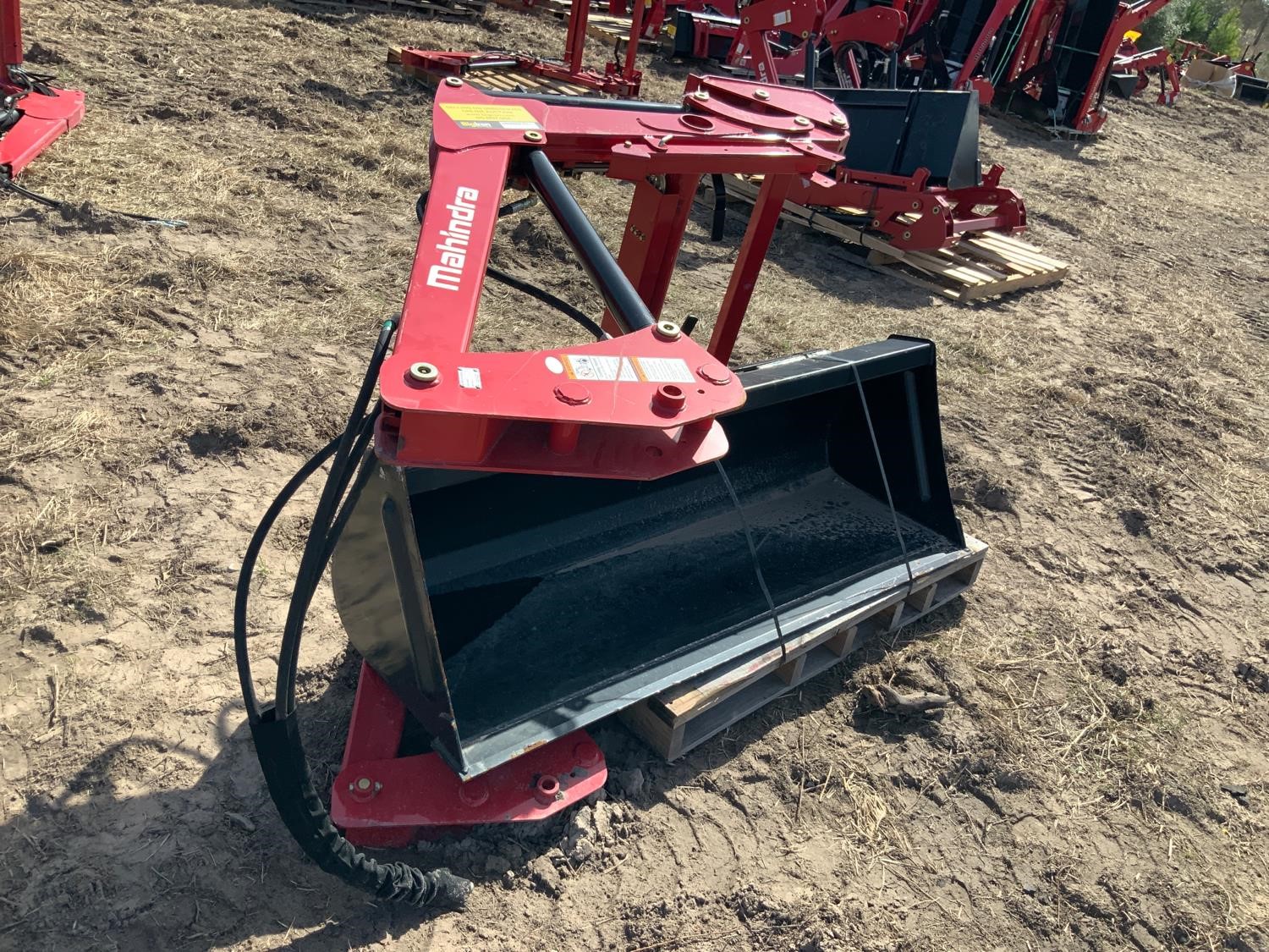 Mahindra 2645CL Loader W/68