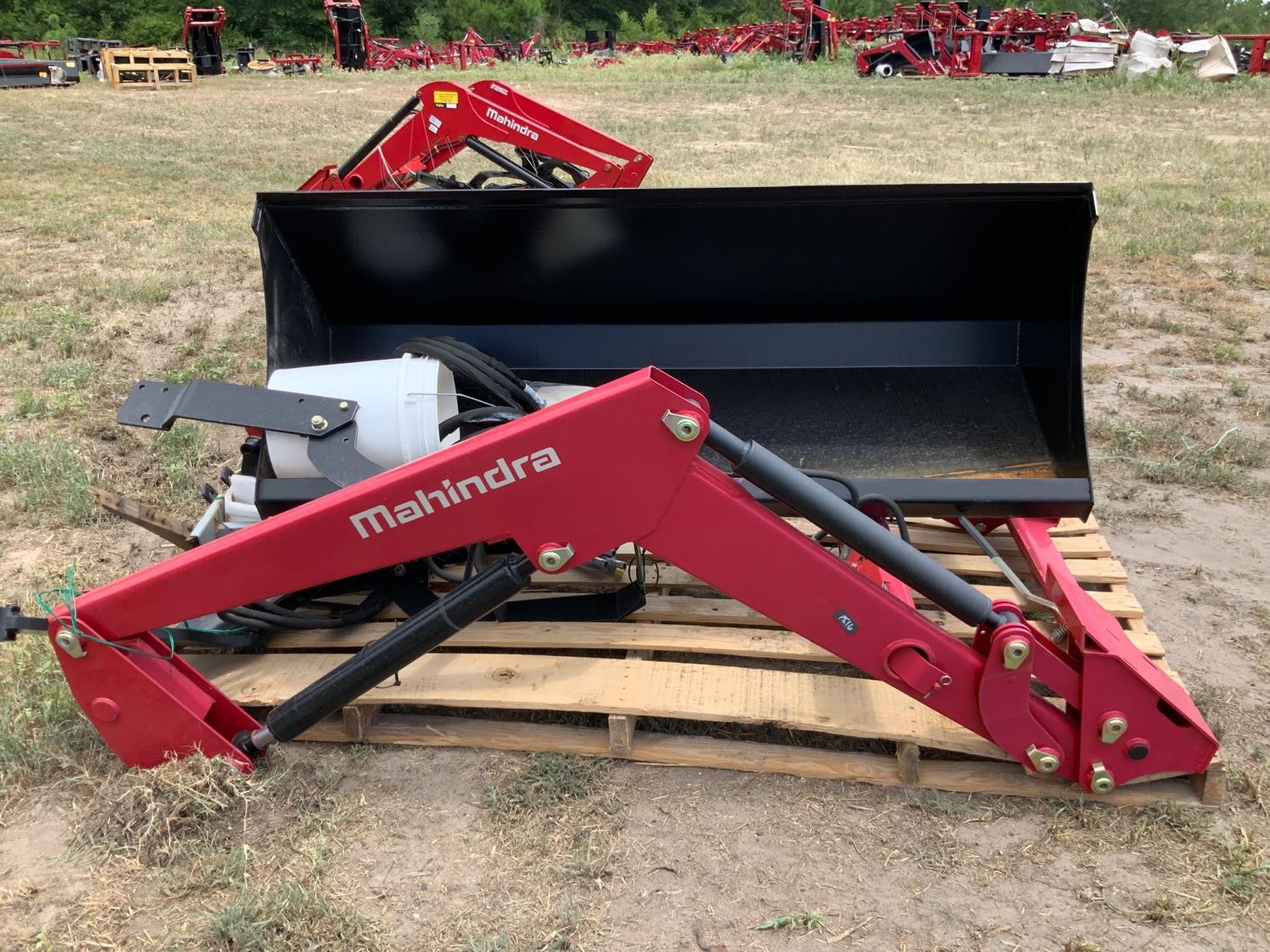 Mahindra 4550-4L Loader W/72