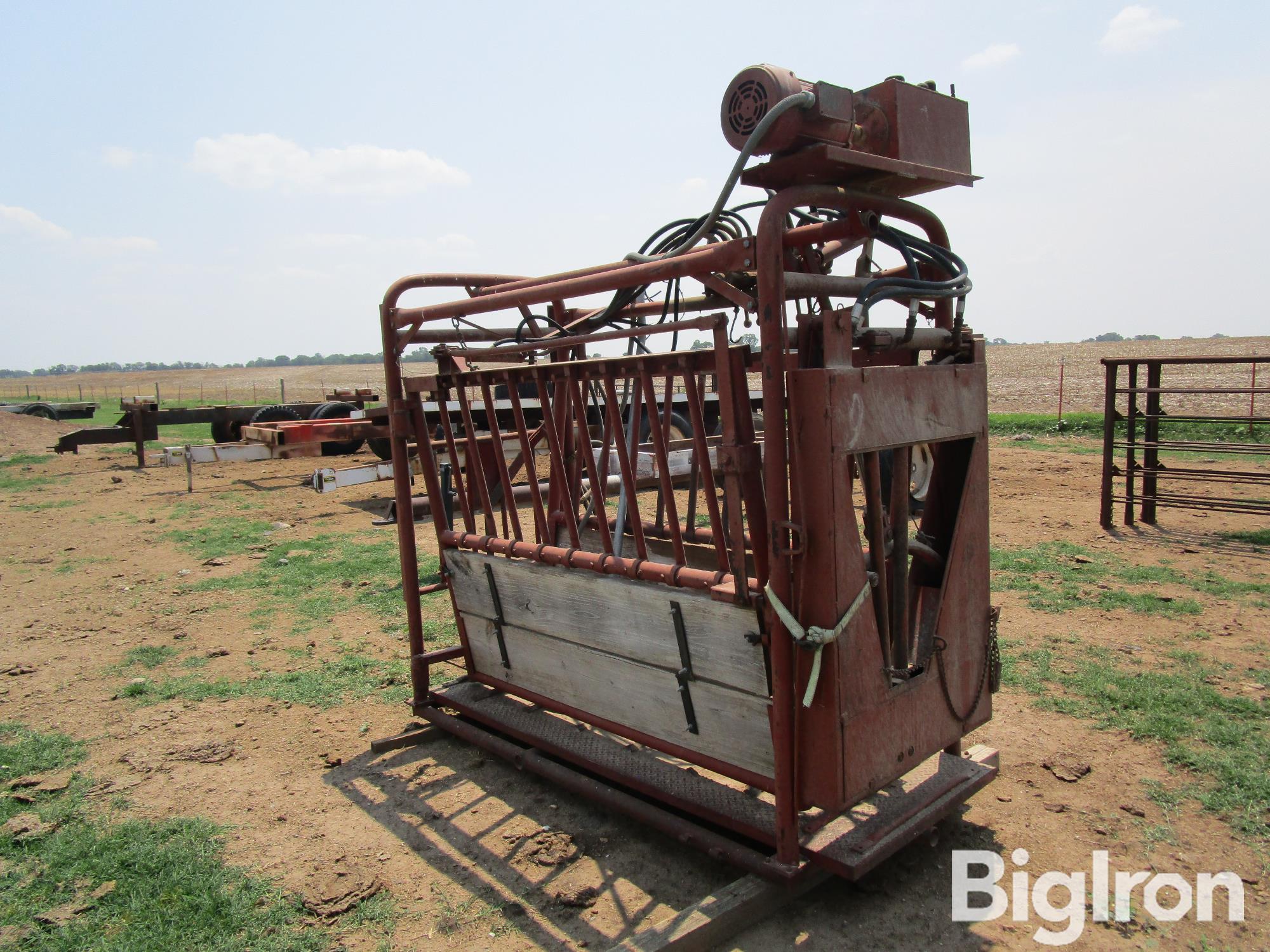 Hydraulic Squeeze Chute BigIron Auctions