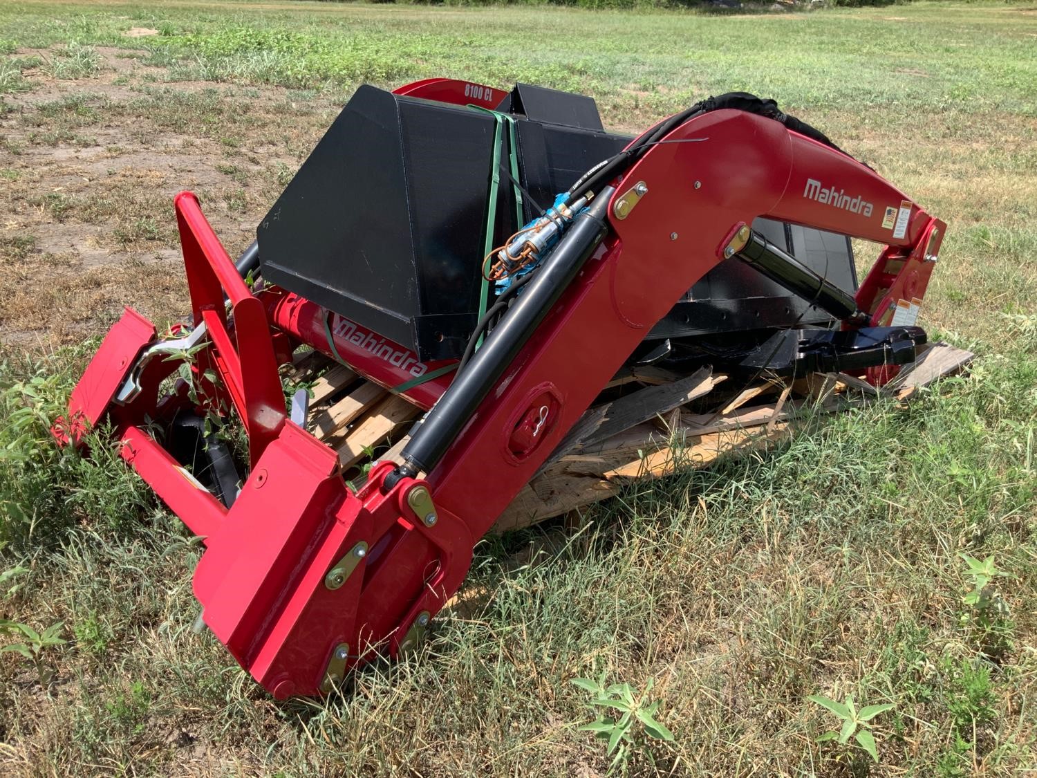 Mahindra 8100CL Loader w/ 86