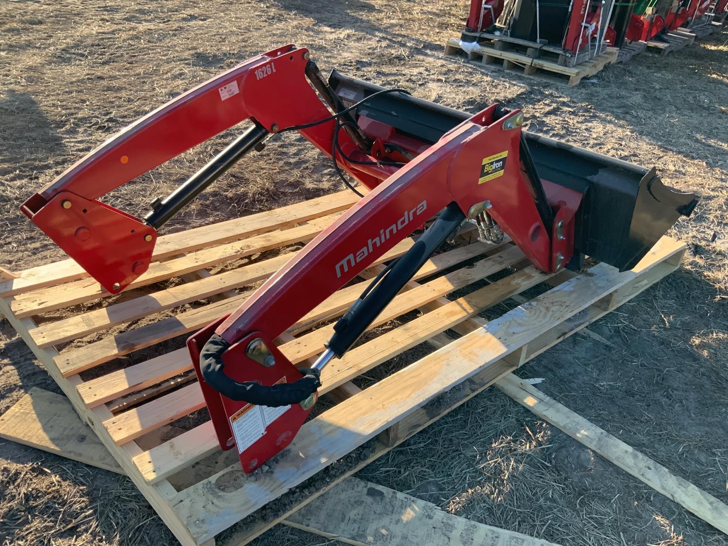 Mahindra 1626 L Loader W/64