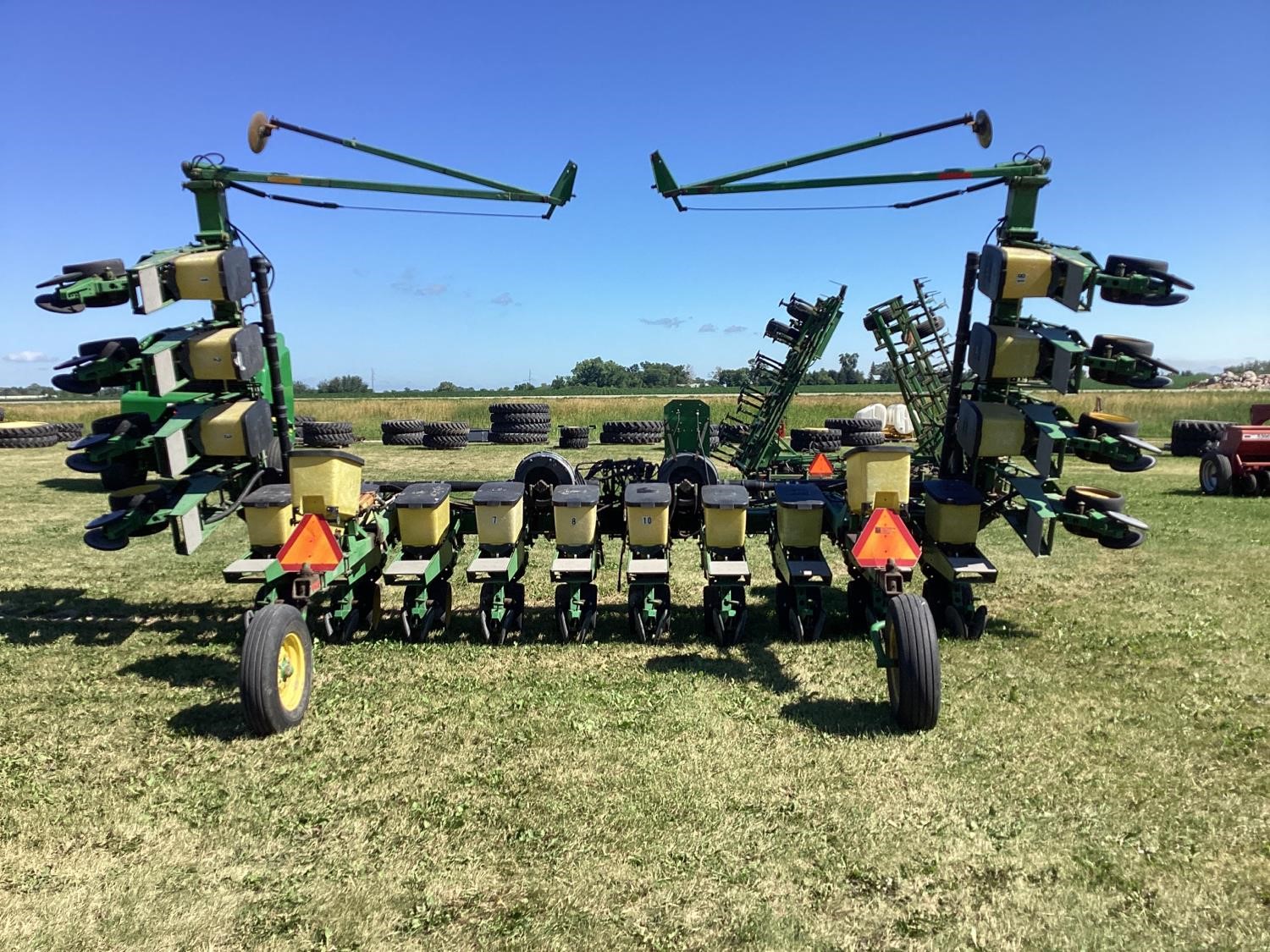 Planter deere john sold auction