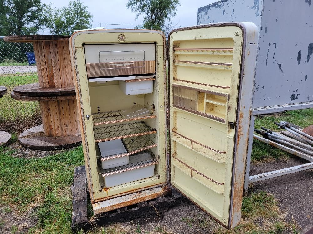 International Harvester Refrigerator BigIron Auctions   Internationalharvesterrefrigerator 0bf0be8112e24ec88b5720a216da6ab0 