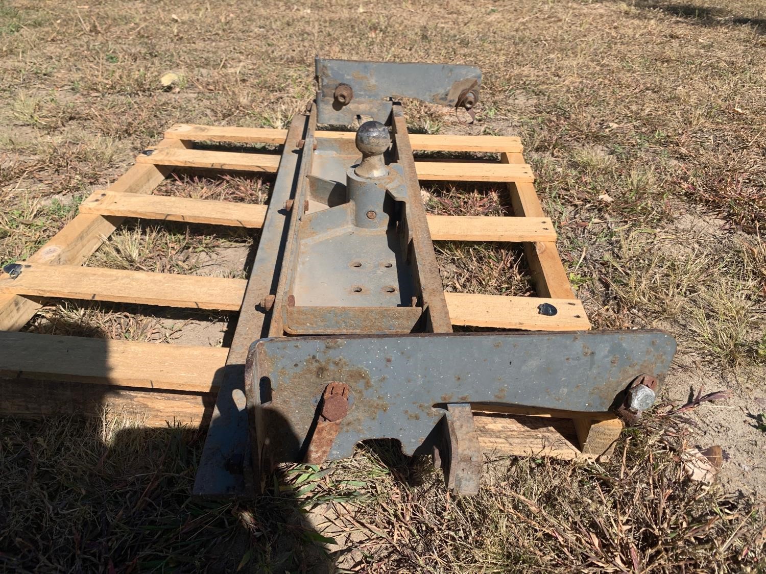 B&W Turnover Gooseneck Trailer Hitch BigIron Auctions