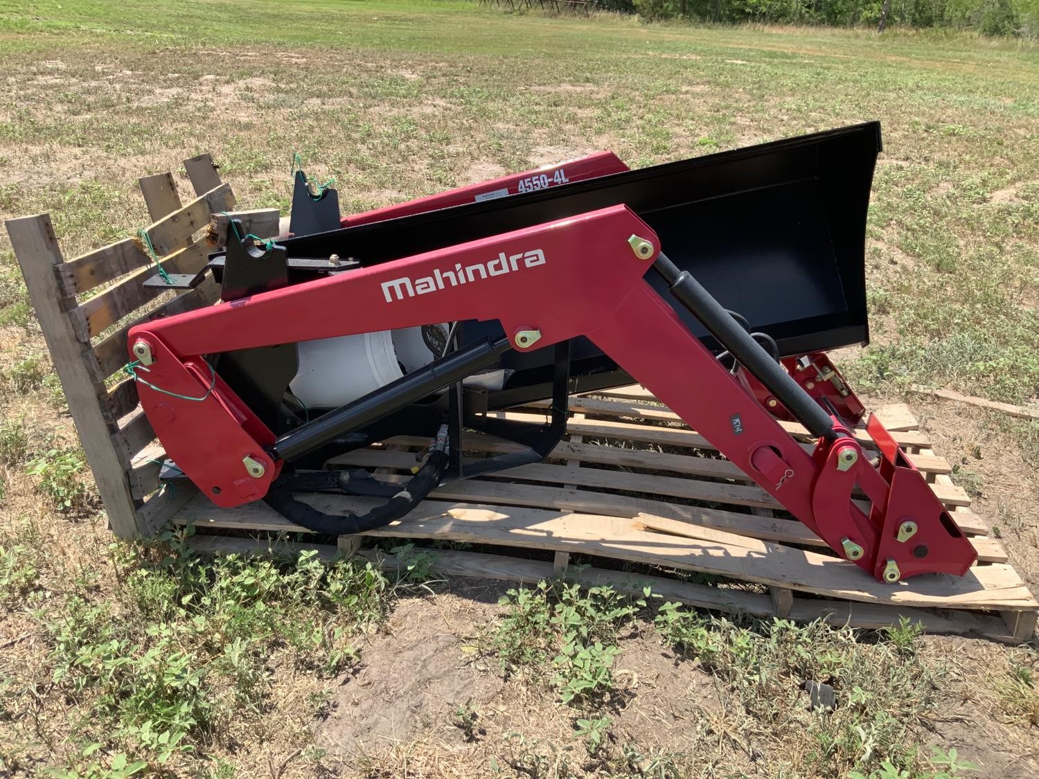 Mahindra 4550-4L Front Loader W/72