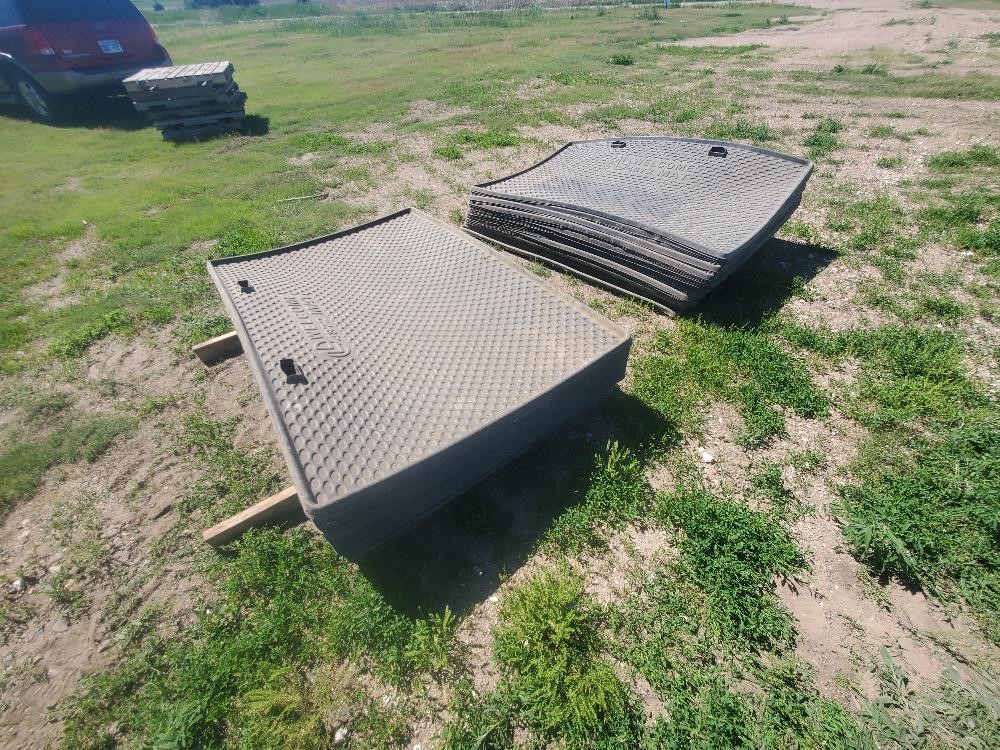 Double L Group Wean to Finish Pig Mat With Feed Saver Lip, Handle, Plastic