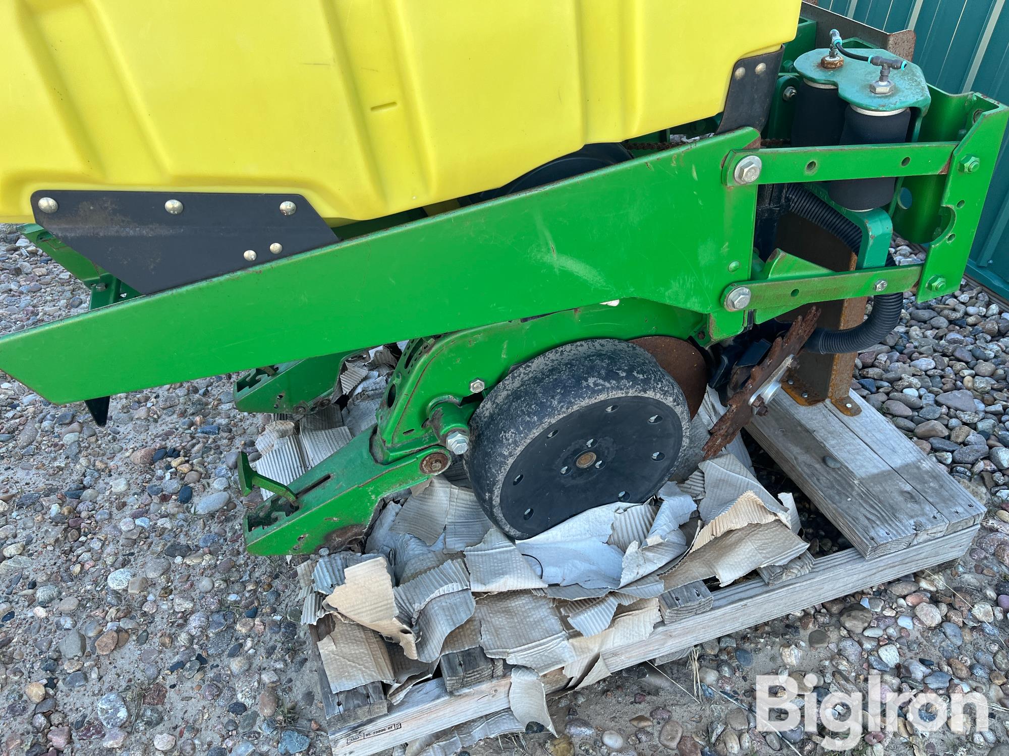 John Deere 1720 Maxemerge Plus Vacumeter Planter Units Bigiron Auctions 6037