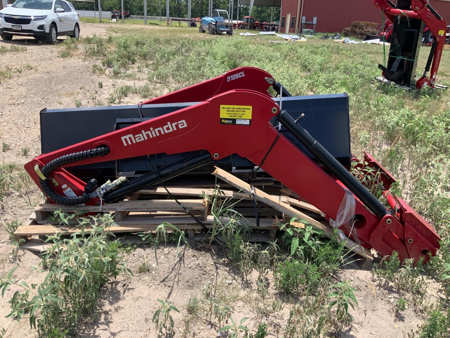 Mahindra 9125CL Front Loader w/ 92