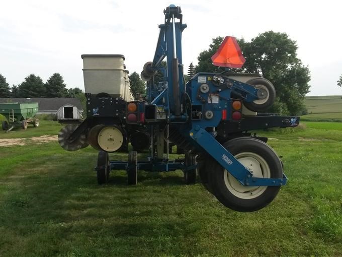 1998 Kinze 2600 16 31 Planter Bigiron Auctions 0386