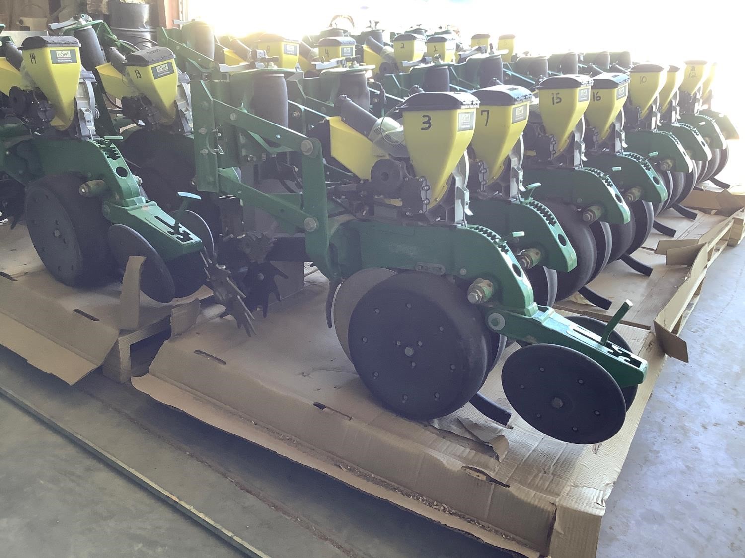 John Deere Xp 16 Planter Row Units Bigiron Auctions 