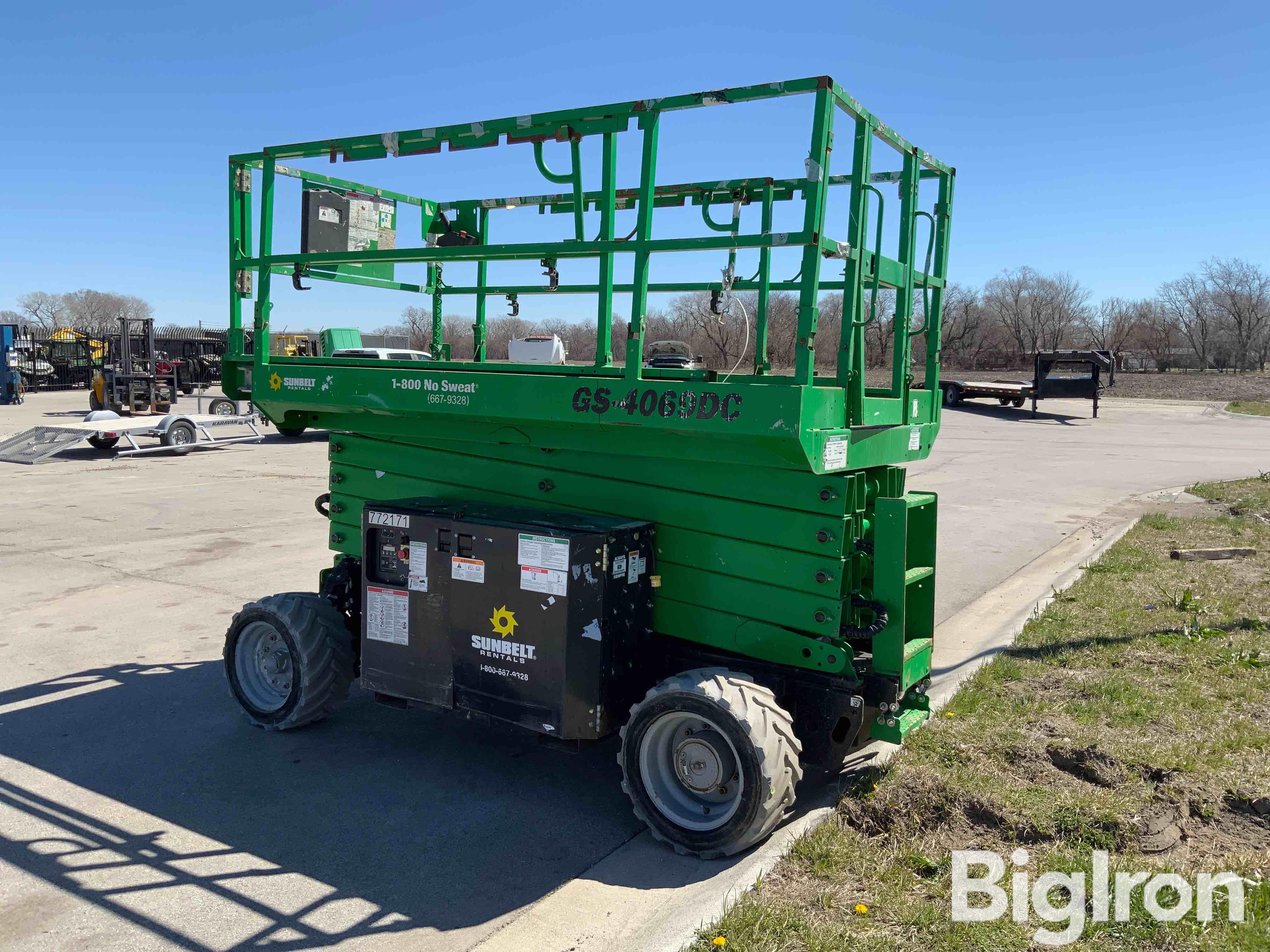 2015 Genie Gs4069dc Electric Self-propelled Rough Terrain Scissor Lift 