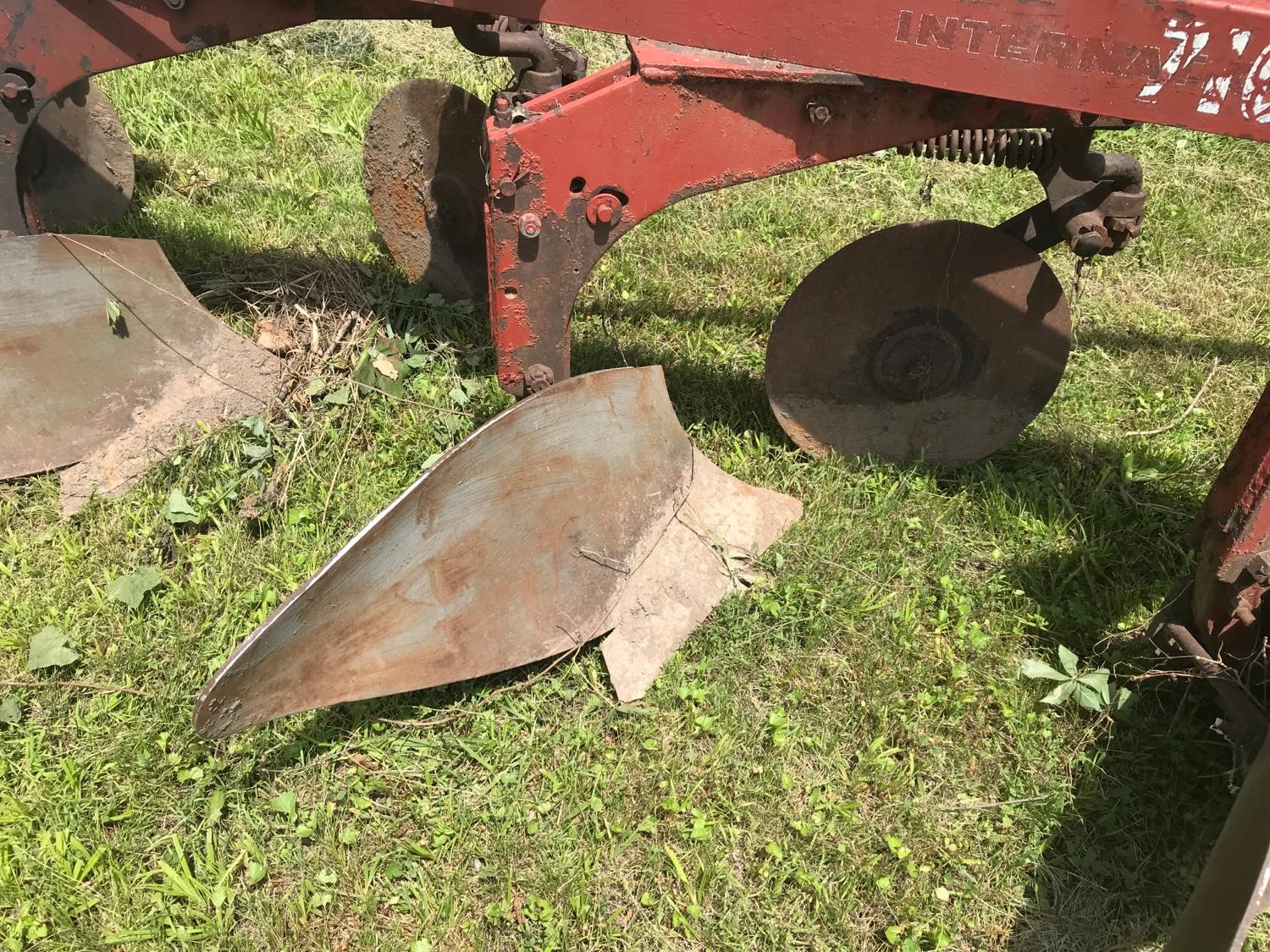 International 710 6 Bottom Plow BigIron Auctions