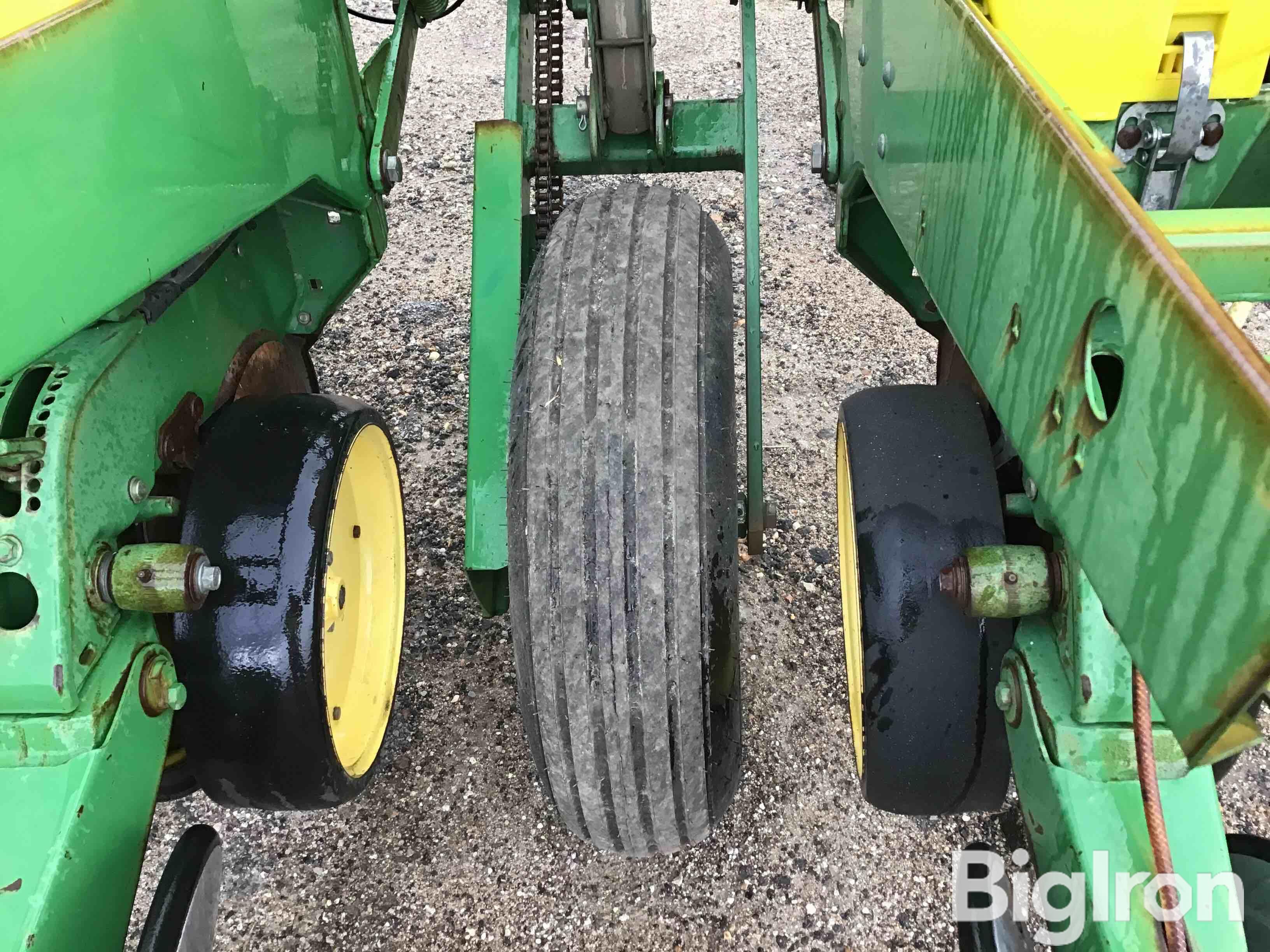 John Deere 7200 Maxemerge 2 8r30 Planter Bigiron Auctions 0821