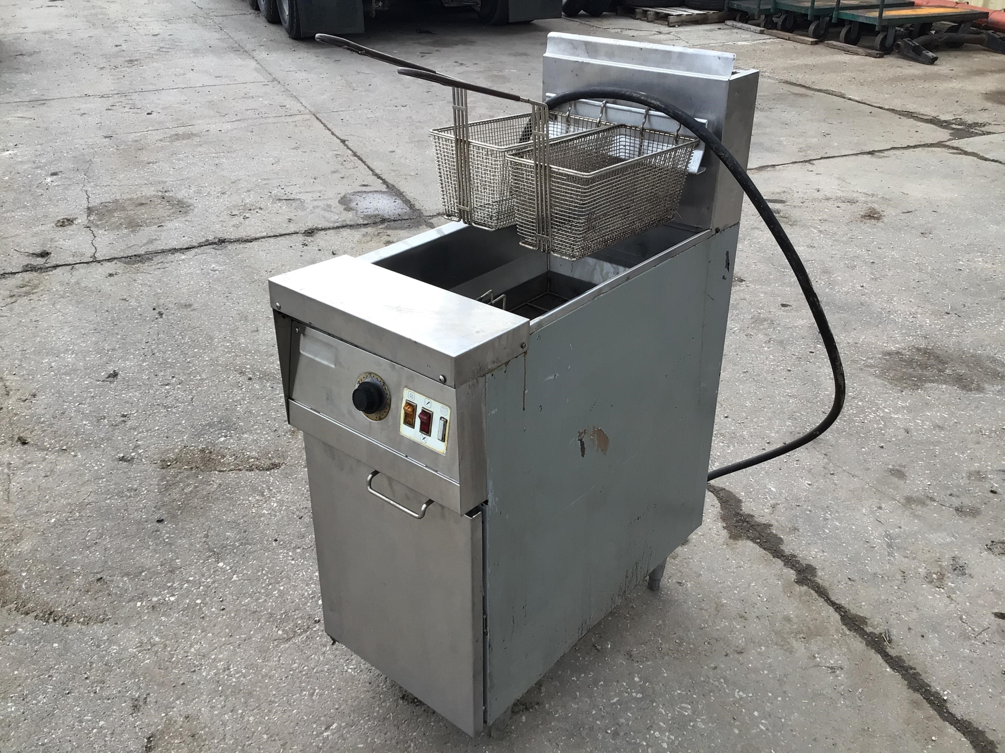 2.5 Leader Deep Fryer with Box - Maring Auction Co LLC