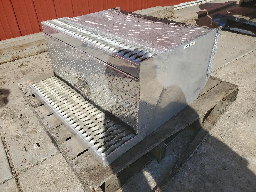 Peterbilt 379 clearance tool box