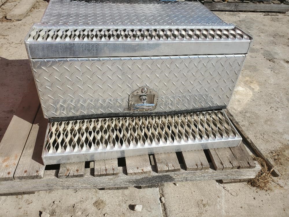 Peterbilt 379 clearance tool box