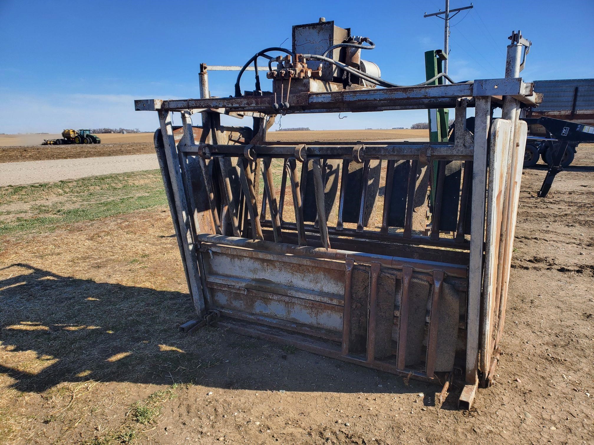 Hydraulic Squeeze Chute BigIron Auctions