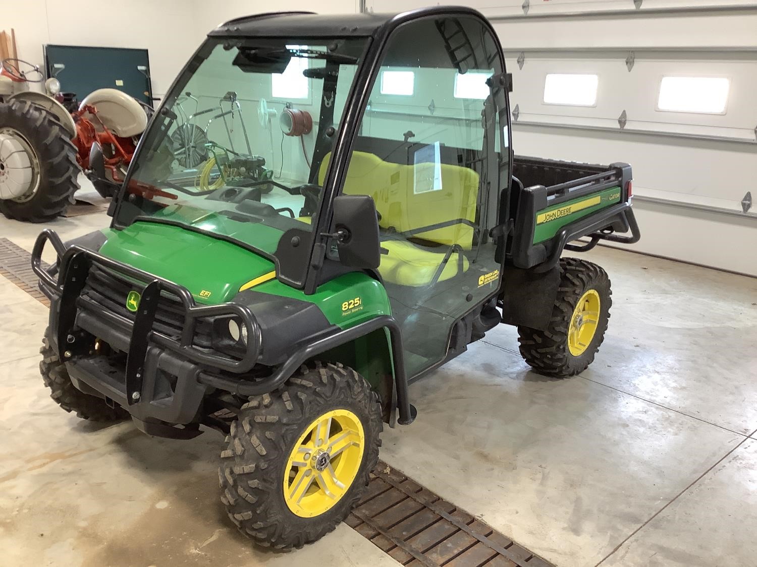 John store deere 825i