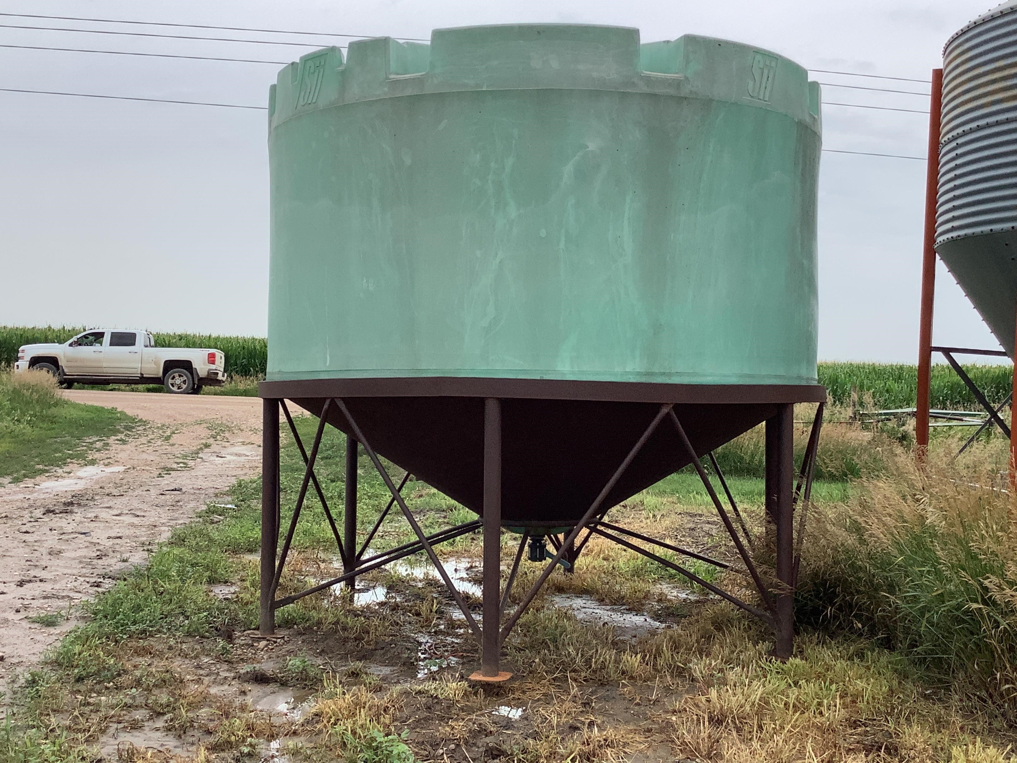 sii-5000-gal-poly-tank-bigiron-auctions