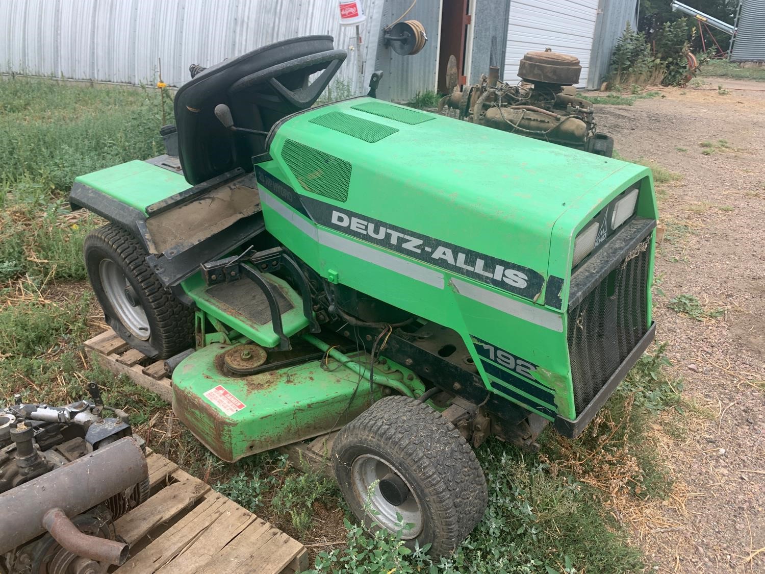 Deutz allis lawn online tractor