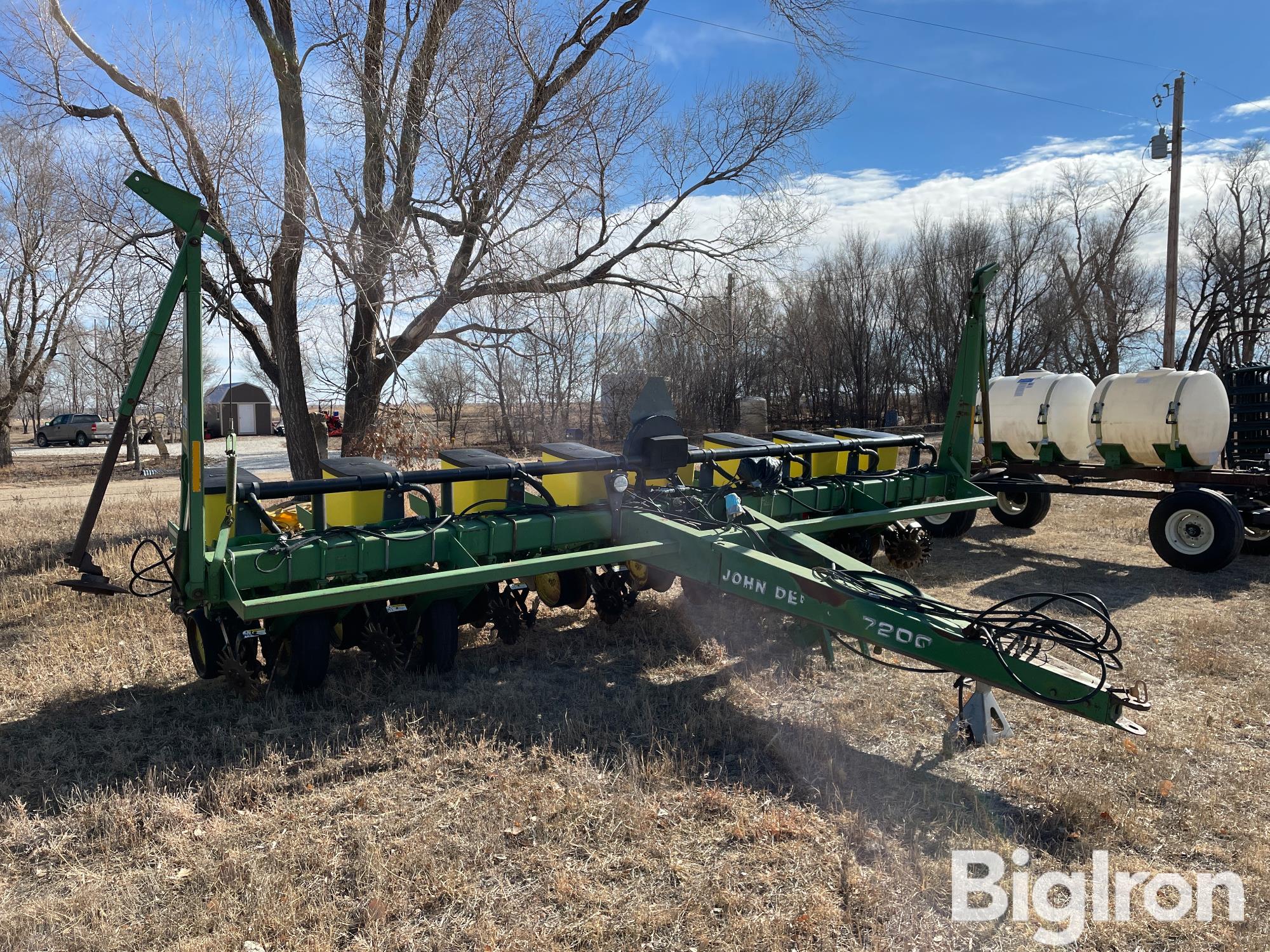 John Deere 7200 Maxemerge 2 Planter With 2020 Precision Planting System Bigiron Auctions 7372