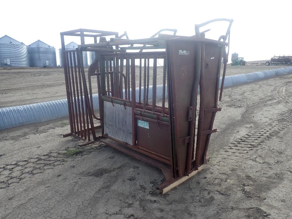 Powder River Cattle Chute W Palpation Cage Bigiron Auctions