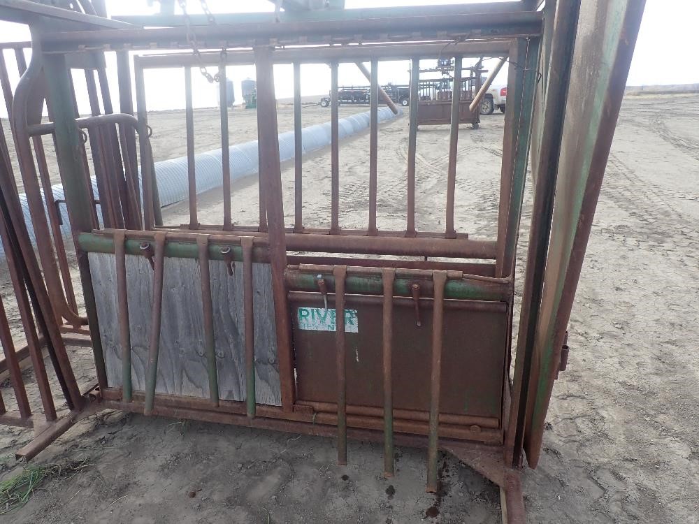 Powder River Cattle Chute W/Palpation Cage BigIron Auctions