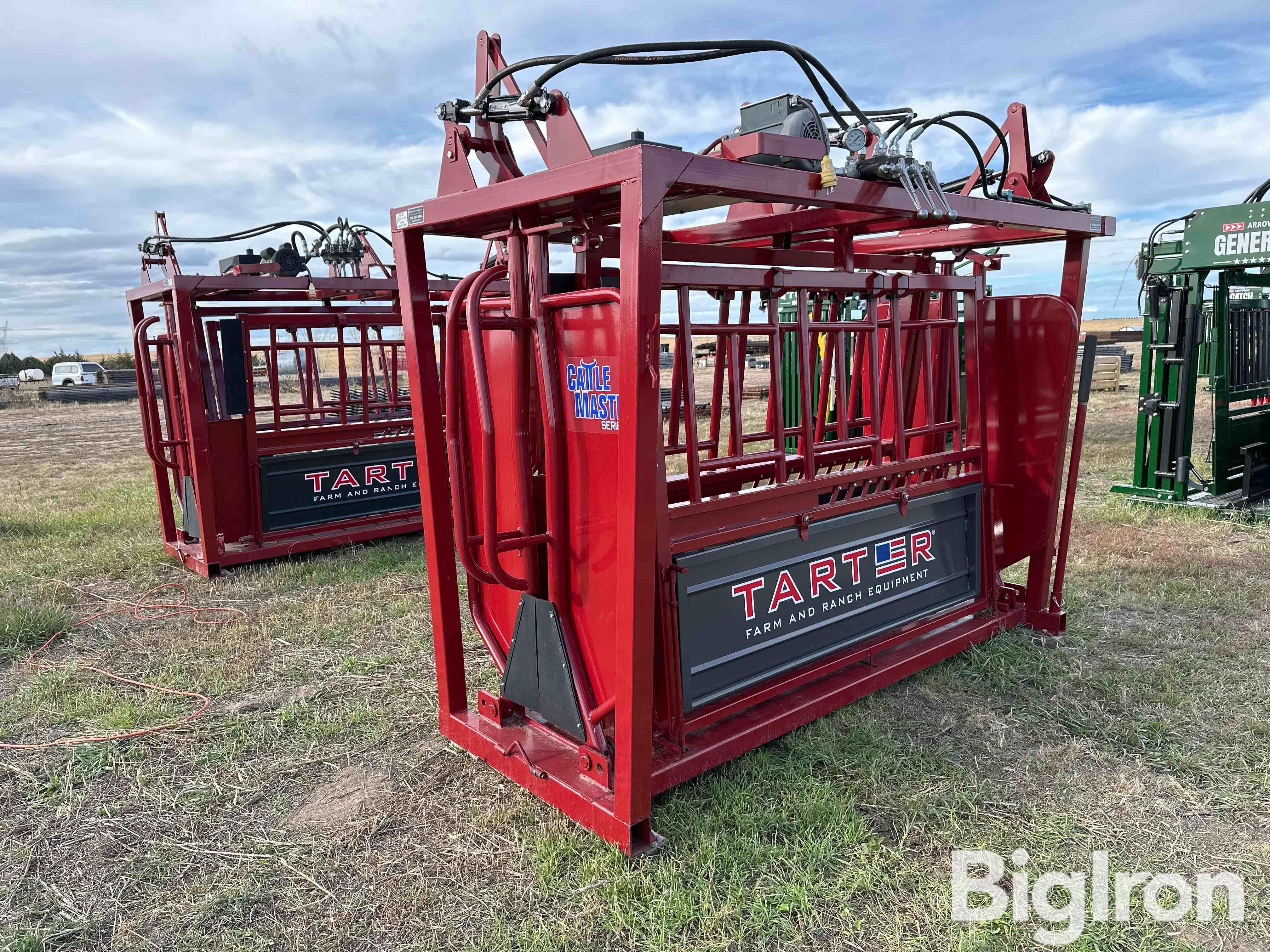 2023 Tarter Cattle Master Series 12 Hydraulic Squeeze Chute BigIron ...