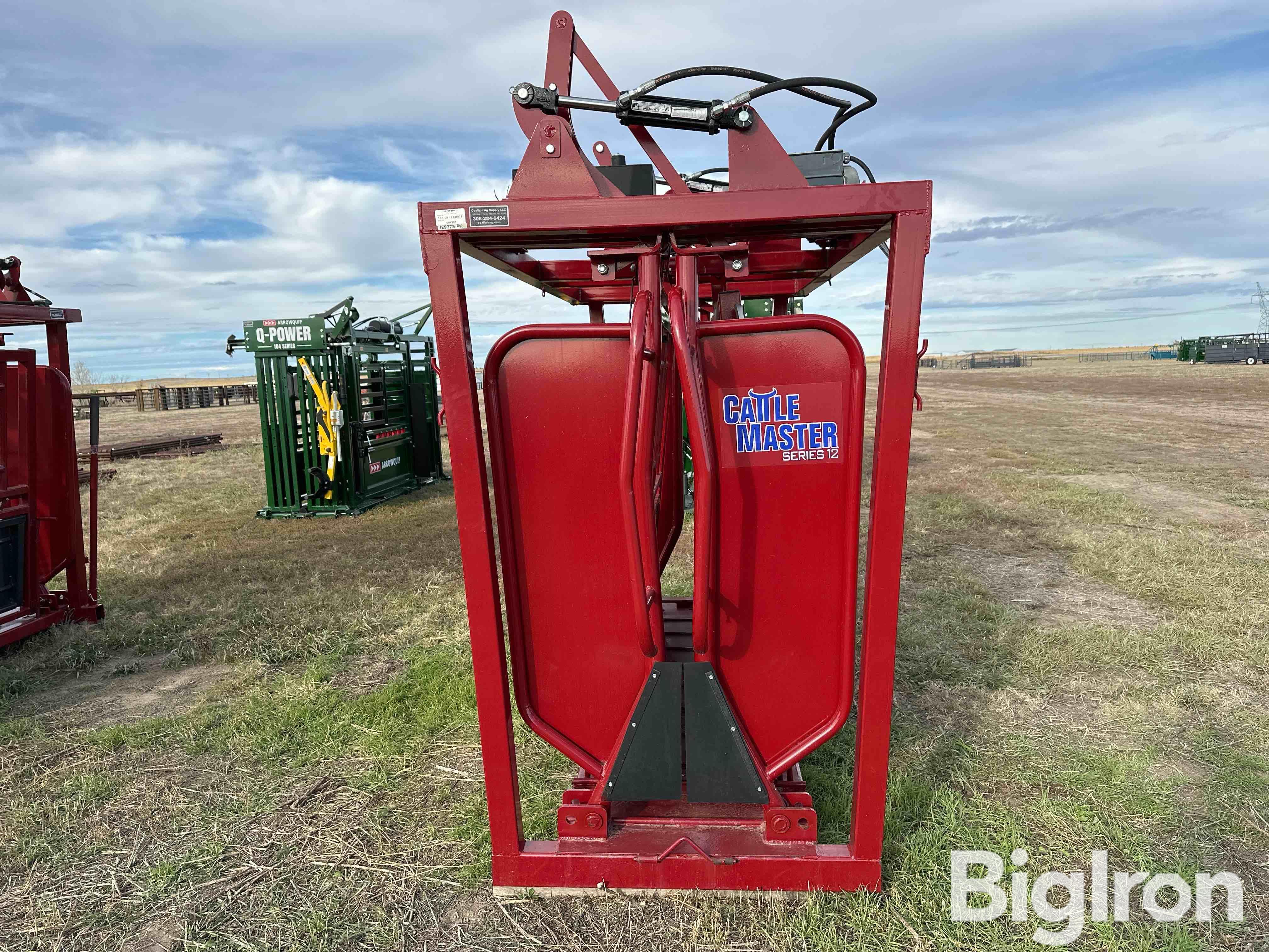 2023 Tarter Cattle Master Series 12 Hydraulic Squeeze Chute BigIron ...