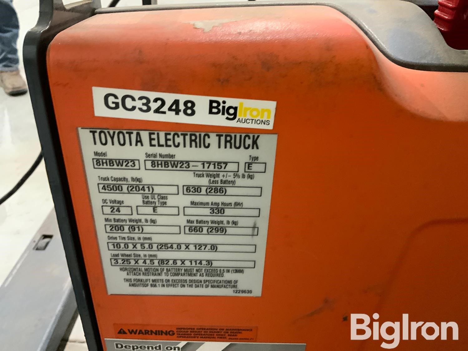 toyota-8hbw23-electric-walk-behind-pallet-forklift-bigiron-auctions