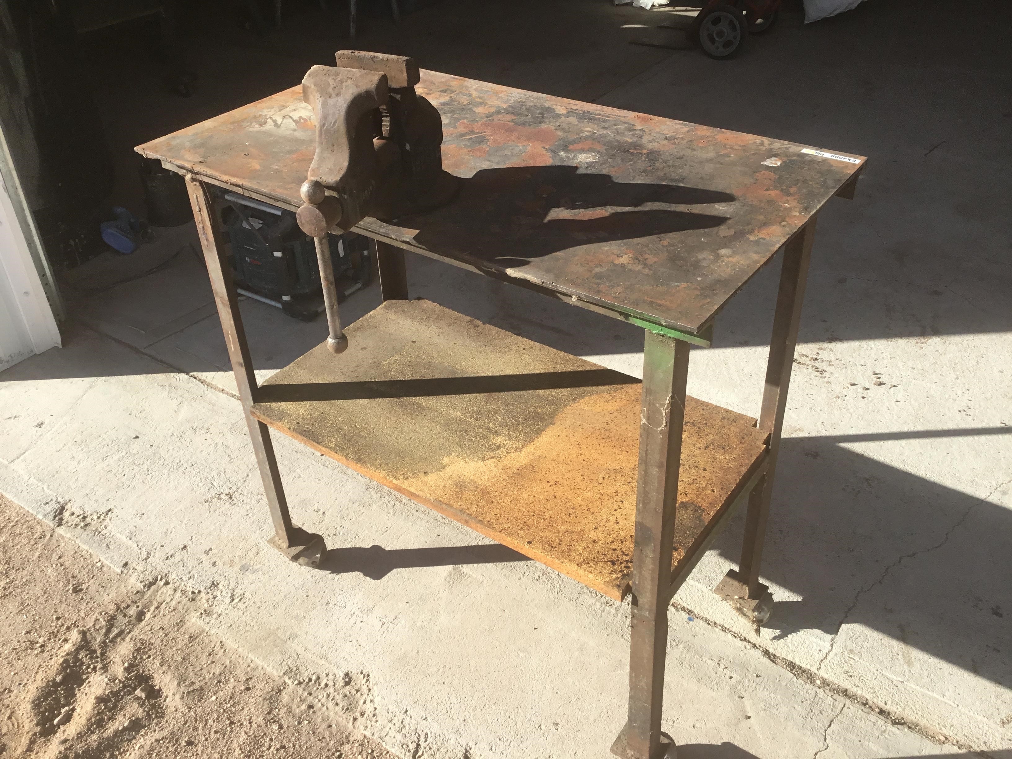 Welding table with deals vise