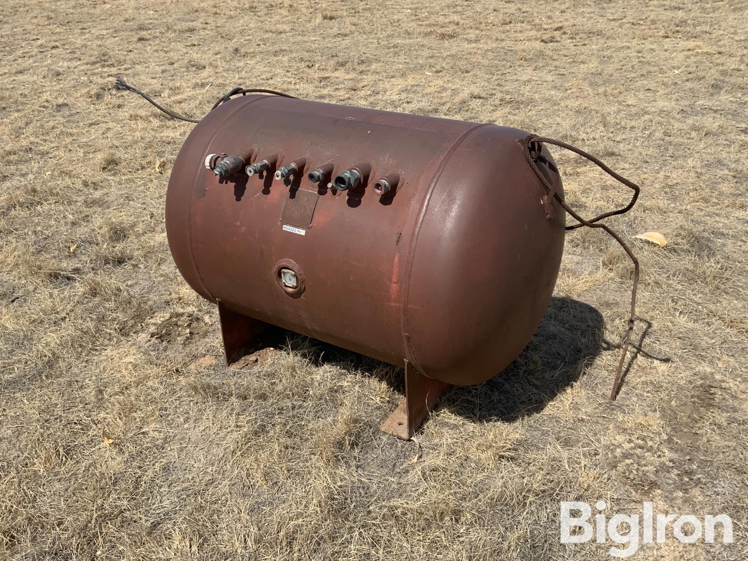 30 Gallon Propane Tank BigIron Auctions   30gallonfueltank 733c9dec82114eee9076d29f360cc4be 