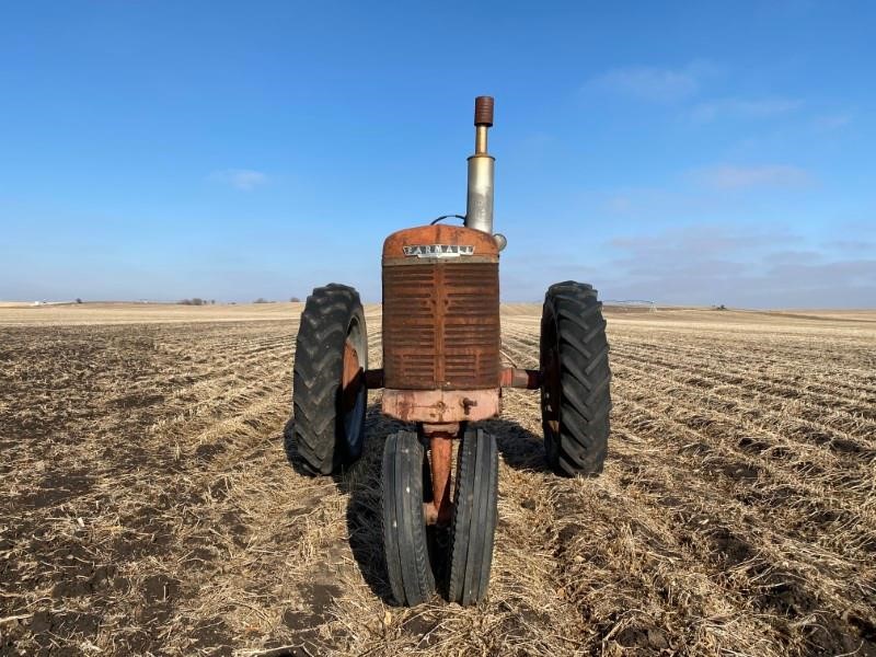 1942 Farmall M 2WD Tractor (INOPERABLE) BigIron Auctions