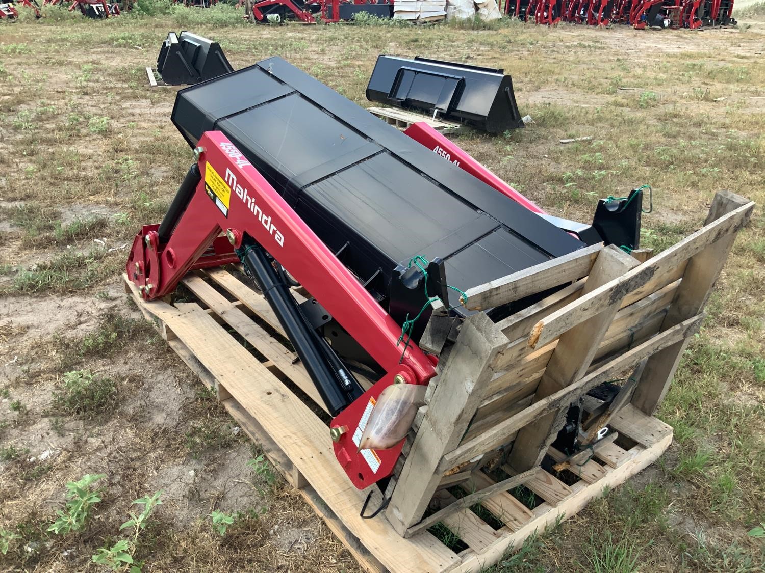 Mahindra 4550-4L Loader W/72