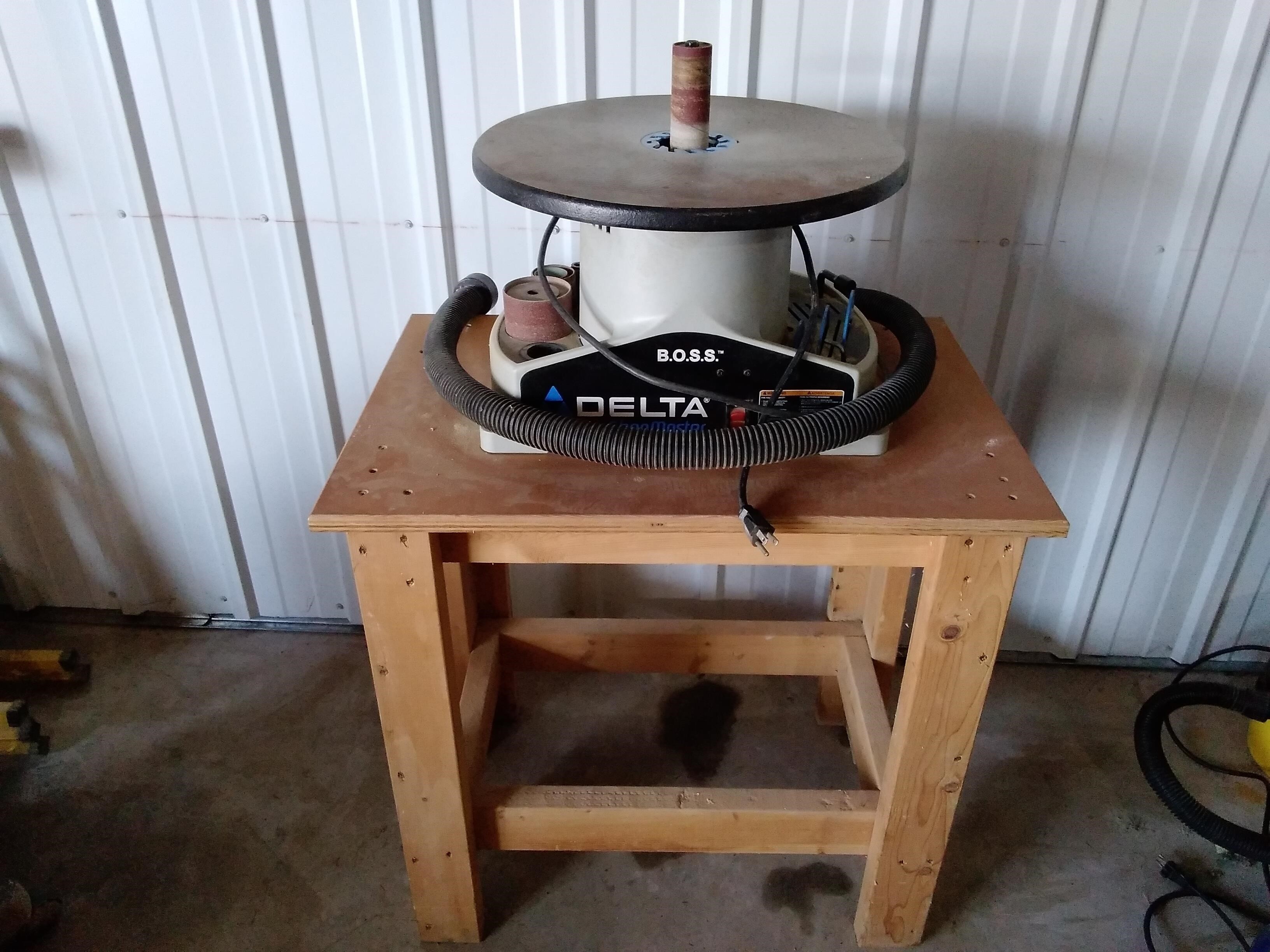 Delta oscillating spindle clearance sander