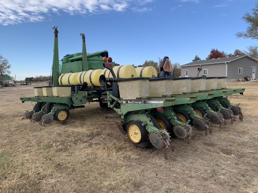 John Deere 7200 Maxemerge 2 12r30 Planter Bigiron Auctions 8257