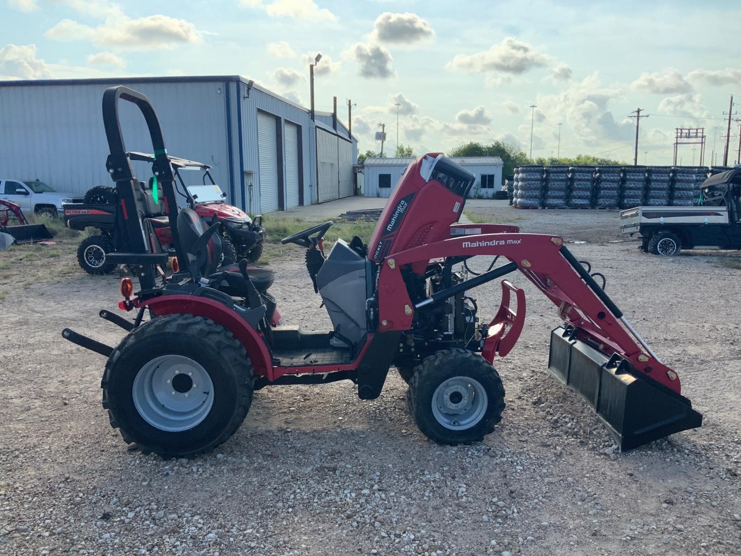 2018 Mahindra 26XLT Shuttle MFWD Tractor w/ Loader BigIron Auctions