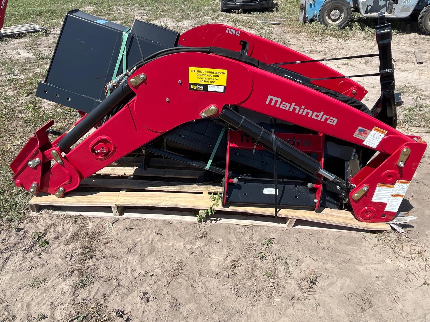 Mahindra 8100CL Loader W/82