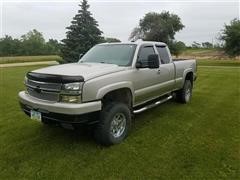 2004 Chevrolet K2500 HD Extended Cab 4x4 Pickup 
