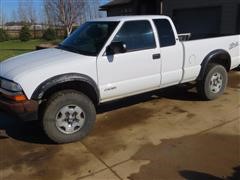 2002 Chevrolet S10 4x4 Extended Cab Pickup 