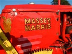 items/3cbd9c747229e41180be00155de252ff/1946-1948masseyharris20tractorwithbellymower