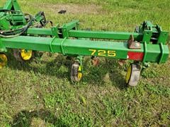 items/7c87b85d3ddf4c2390a00c80efc128ba/johndeere7256r30frontmountcultivator-34.jpg