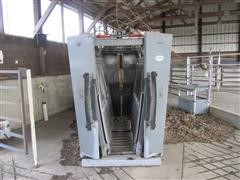 2005 Moly Manufacturing Silencer Hydraulic Squeeze Cattle Chute 