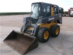 items/7e659d405322e41180be00155de252ff/2011johndeere326dskidsteer