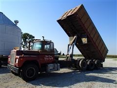 items/bb95f7ff2c40e41180be00155de1c209/1968mackr600graintruck