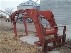 International 2350 Loader 