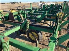 items/cfdcee3b2354ea11b69800155d70e01b/johndeere1650chiselplow-31.jpg