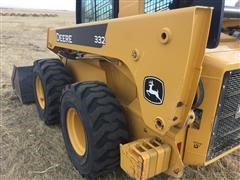 JD 332 Skidsteer with bucket 015.JPG