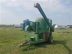 John Deere 700 Grinder Mixer 