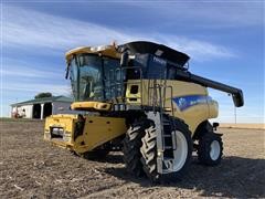 2007 New Holland CR9060 2WD Combine 
